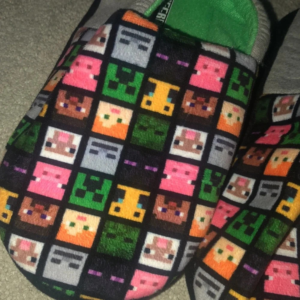 Mind craft  Minecraft Kids‎ 4-5 Slippers NWOT